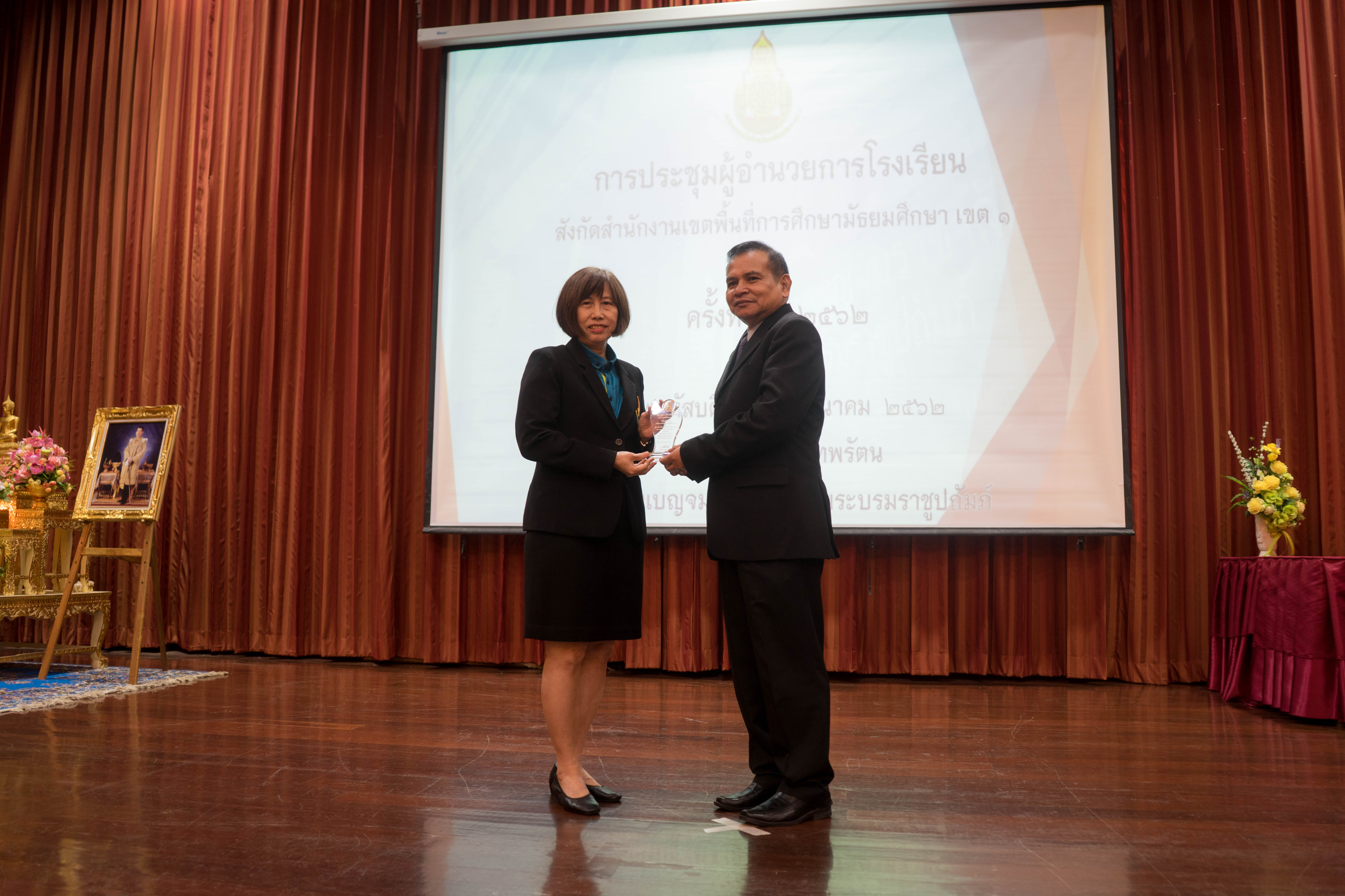 โรงเรียนมัธยมวัดนายโรงได้รับรางวัล IQA AWARD ระดับเขตพื้นที่การศึกษา ประจำปี 2561 ประเภทสถานศึกษา ขนาดใหญ่ ระดับยอดเยี่ยม