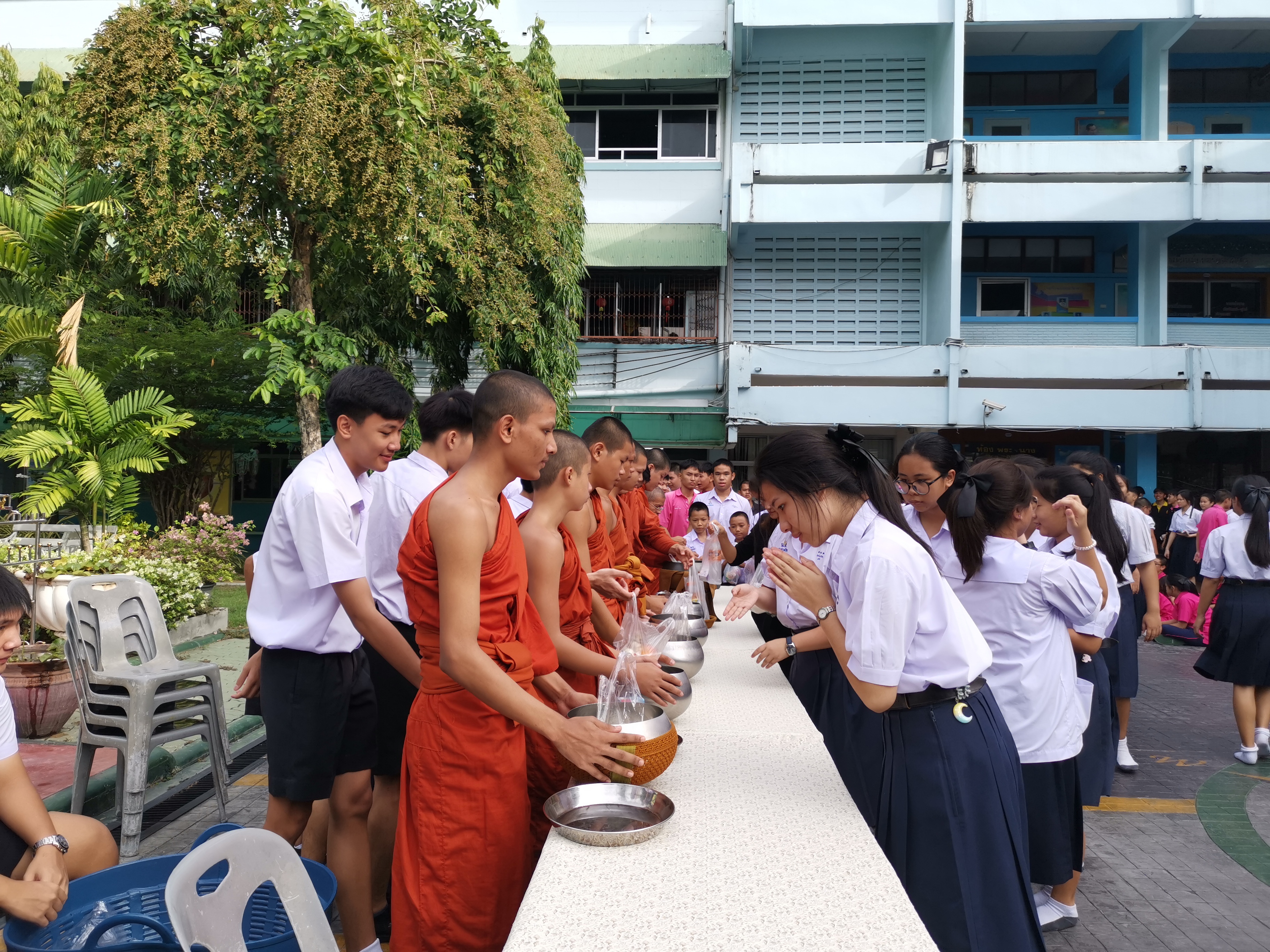 กิจกรรมตักบาตรประจำสัปดาห์ โรงเรียนมัธยมวัดนายโรง