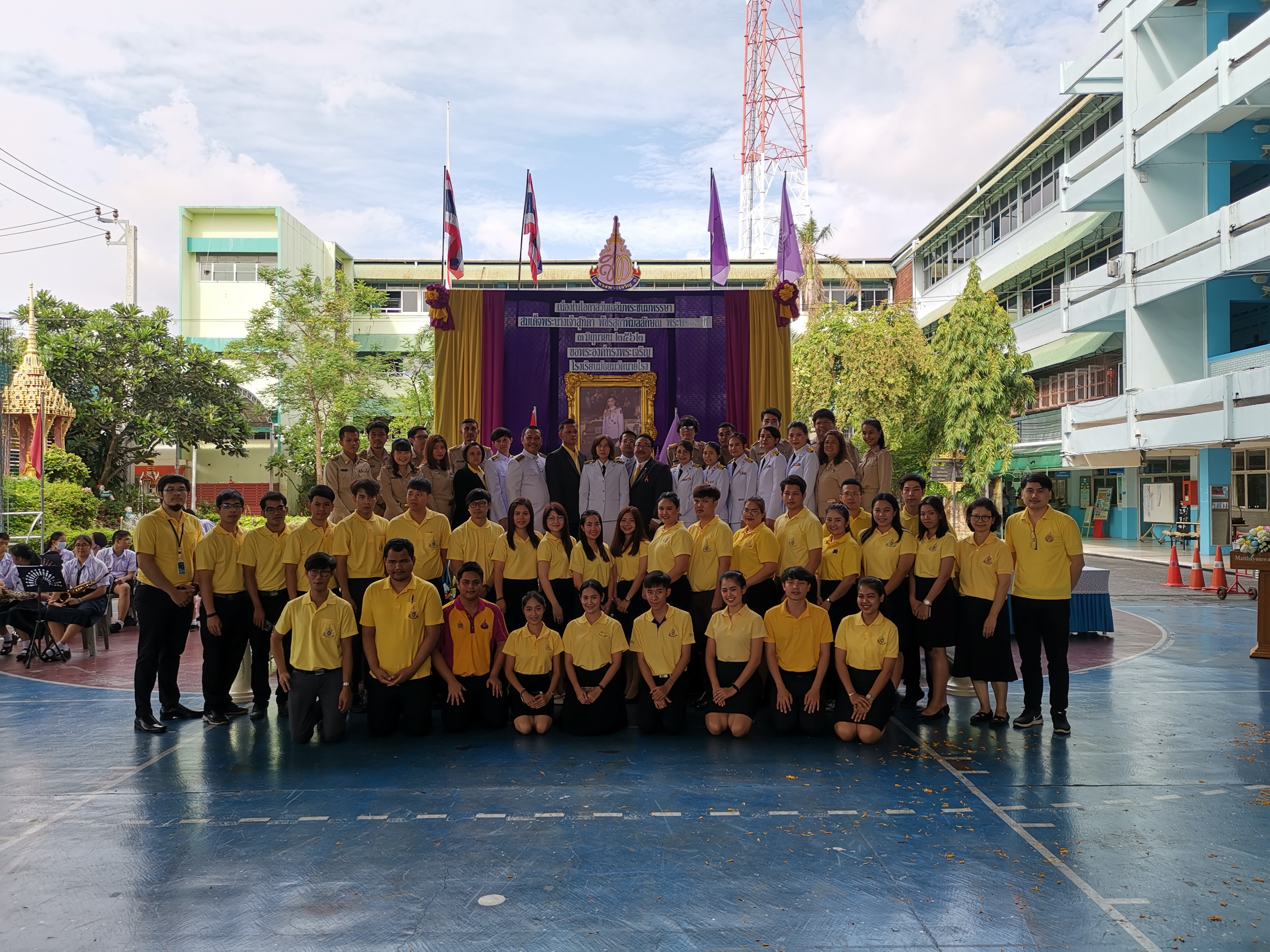 โรงเรียนมัธยมวัดนายโรง จัดพิธีถวายพระพรชัยมงคล สมเด็จพระนางเจ้าสุทิดา พัชรสุธาพิมลลักษณ พระบรมราชินี ๓ มิถุนายน พ.ศ. ๒๕๖๒