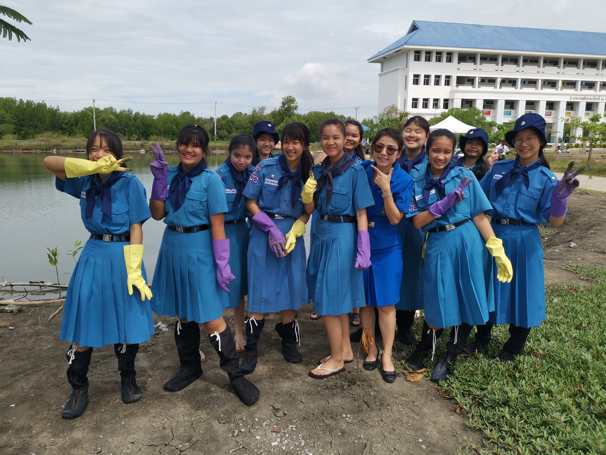 ยุวกาชาดจิตอาสา ปลูกป่าชายเลน เฉลิมพระเกียรติพระบาทสมเด็จพระเจ้าอยู่หัว
